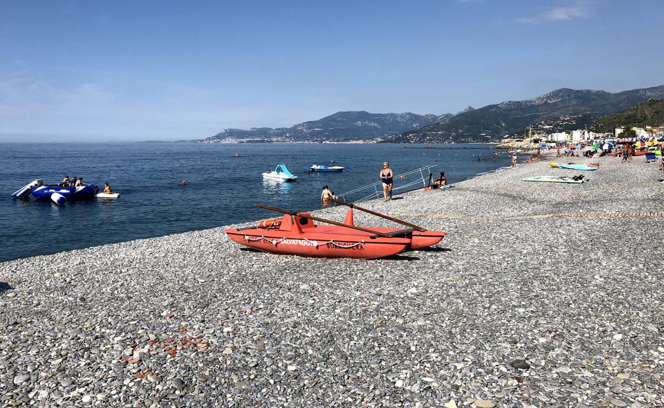 Фото Spiaggia di Bordighera с серая чистая галька поверхностью