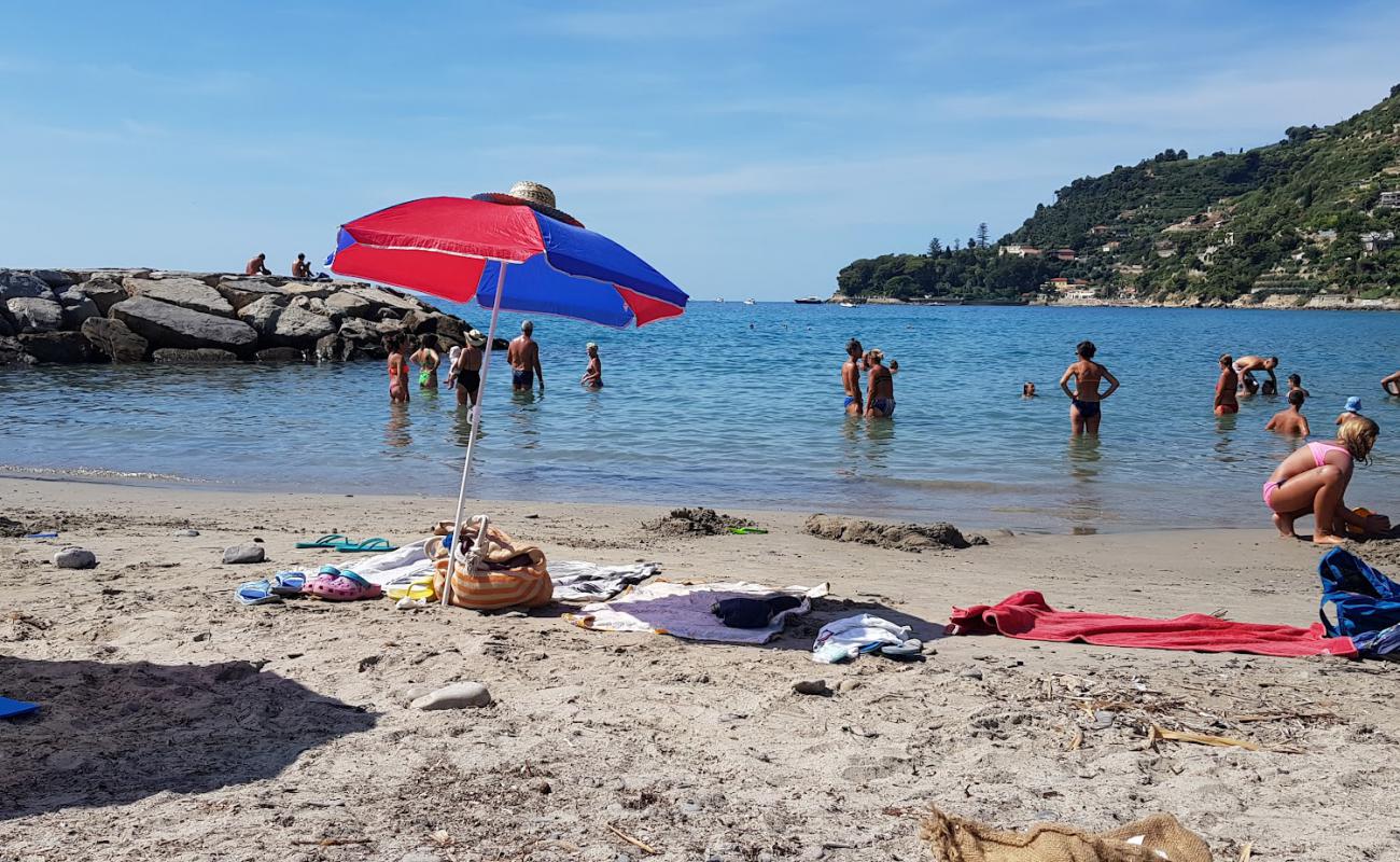 Фото Spiaggia Baia Verde с серый песок поверхностью