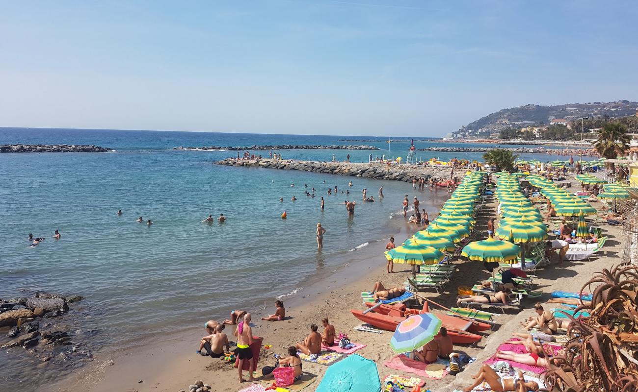 Фото Spiaggia Delle Nazioni с песок с галькой поверхностью