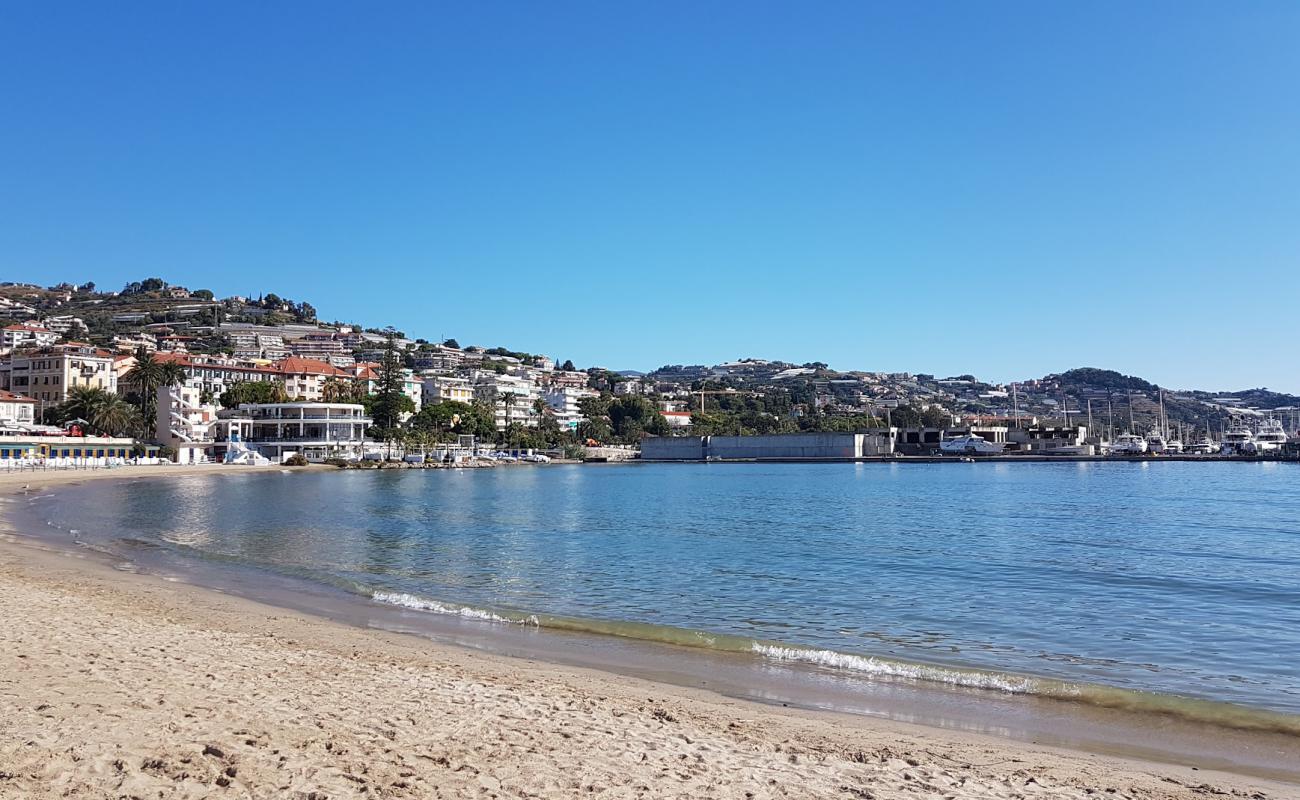 Фото Spiaggia di Sanremo с темный песок поверхностью