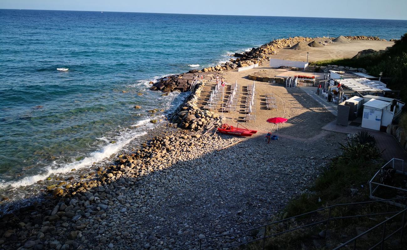 Фото La Caletta beach с темная галька поверхностью