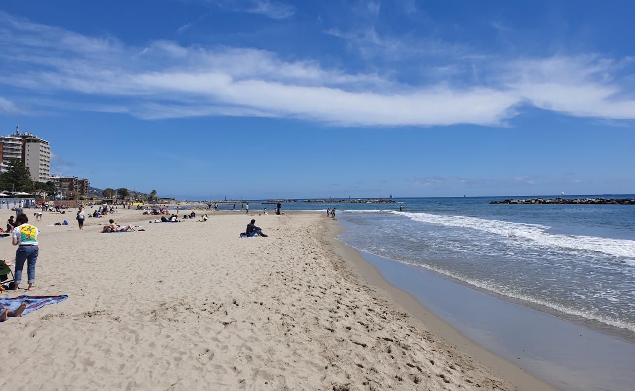 Фото Spiaggia Arma di Taggia с темный песок поверхностью