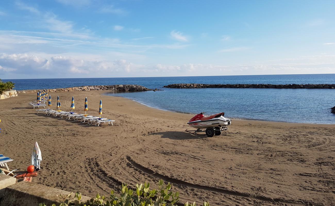 Фото St Stefano al Mare beach с темный песок поверхностью