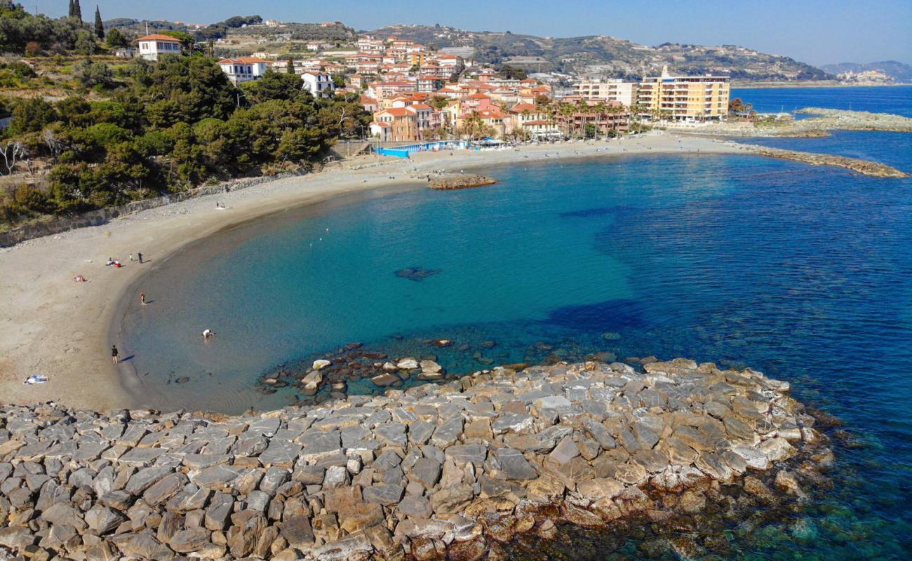 Фото Spiaggia di San Lorenzo al Mare с темный песок поверхностью