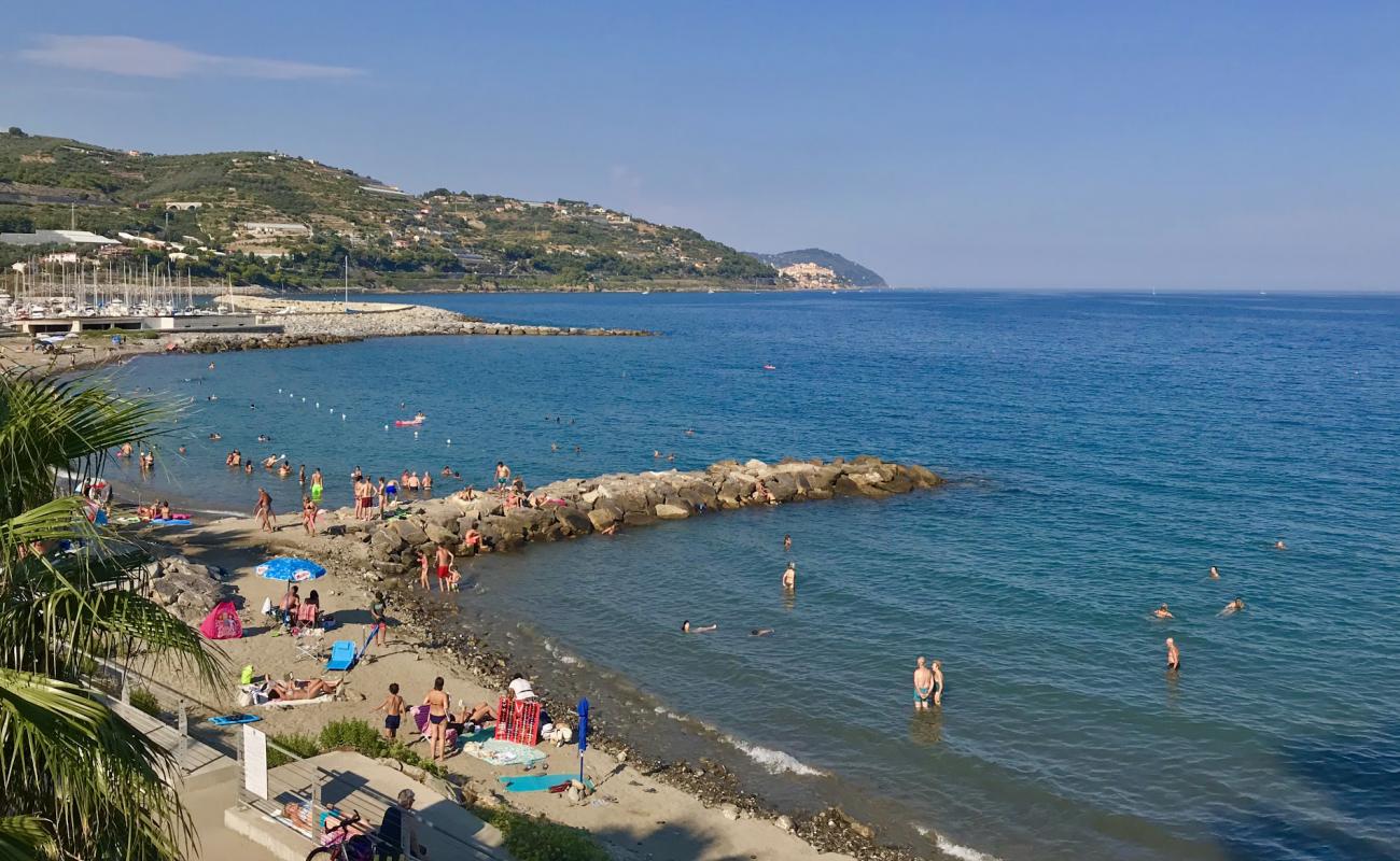 Фото Spiaggia in sabbia fine с темный песок поверхностью