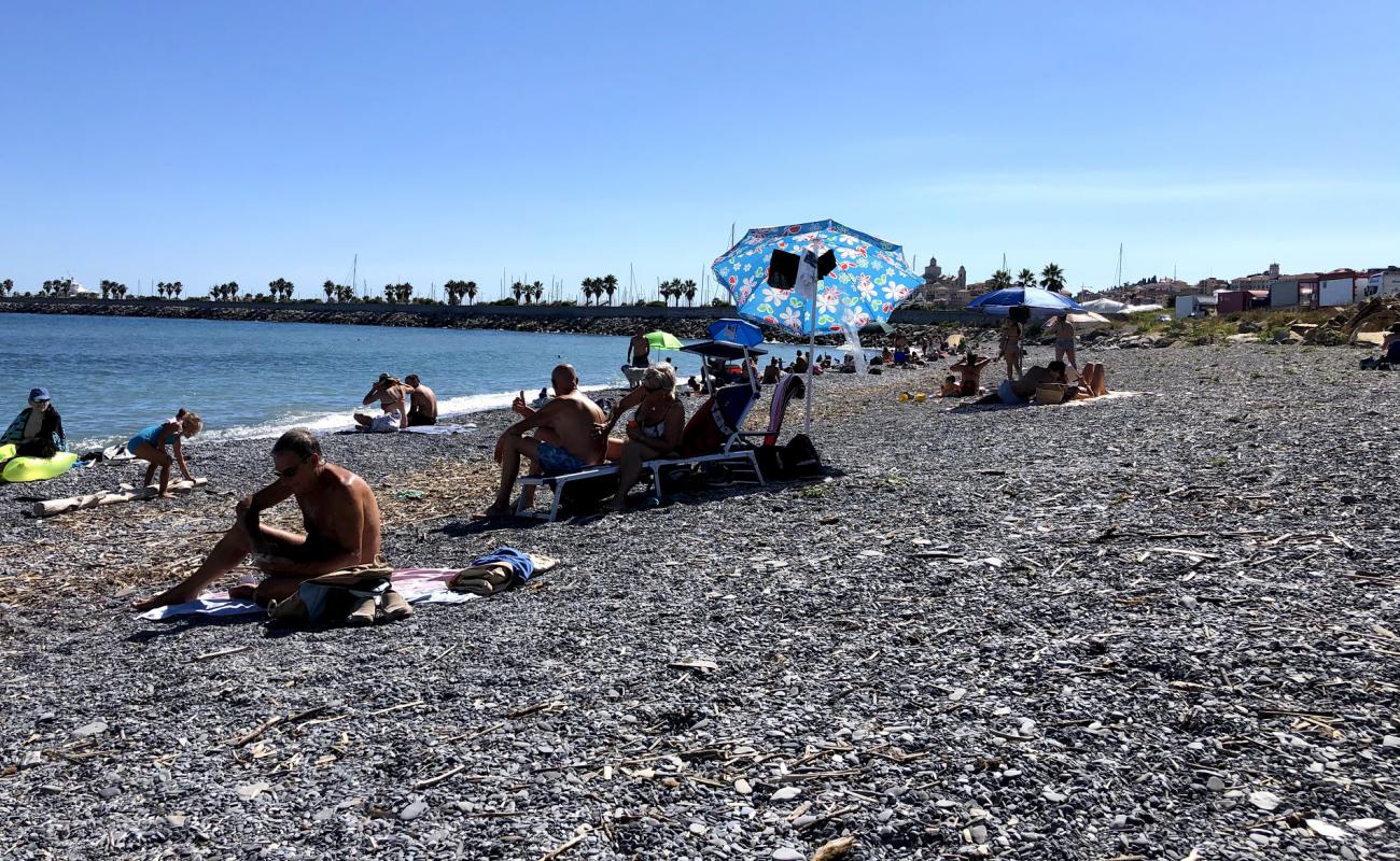 Фото Parco Urbano beach с серая чистая галька поверхностью