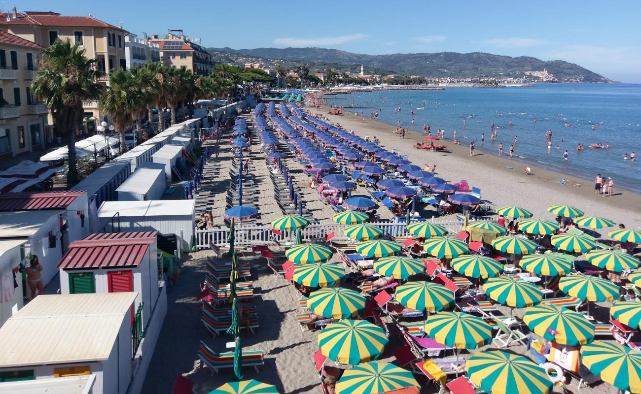 Фото Diano Marina beach II с серый песок поверхностью