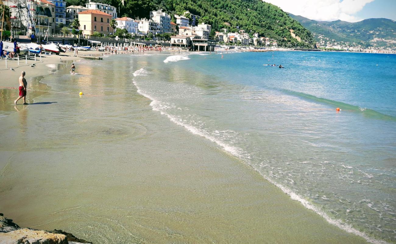 Фото Spiaggia di Laigueglia с темный песок поверхностью