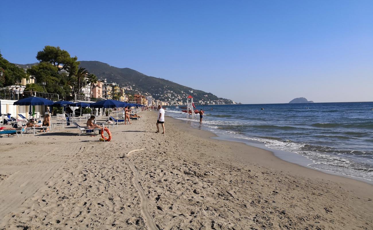 Фото Spiaggia Attrezzata с темный песок поверхностью