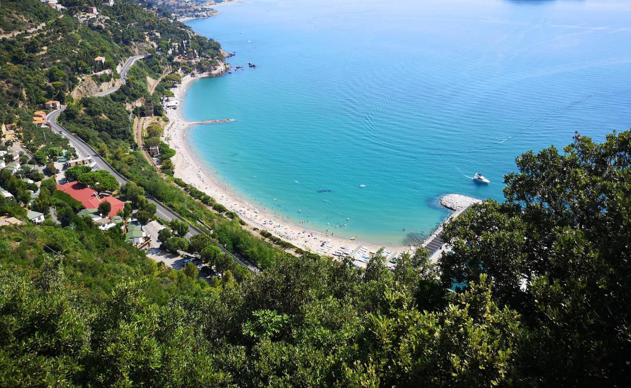 Фото Luca Ferrari beach с песок с галькой поверхностью