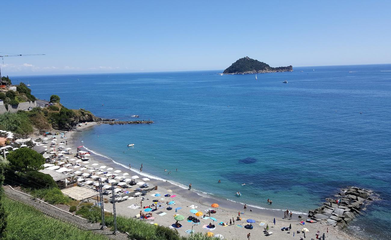 Фото Spiaggia libera Alassio с песок с галькой поверхностью