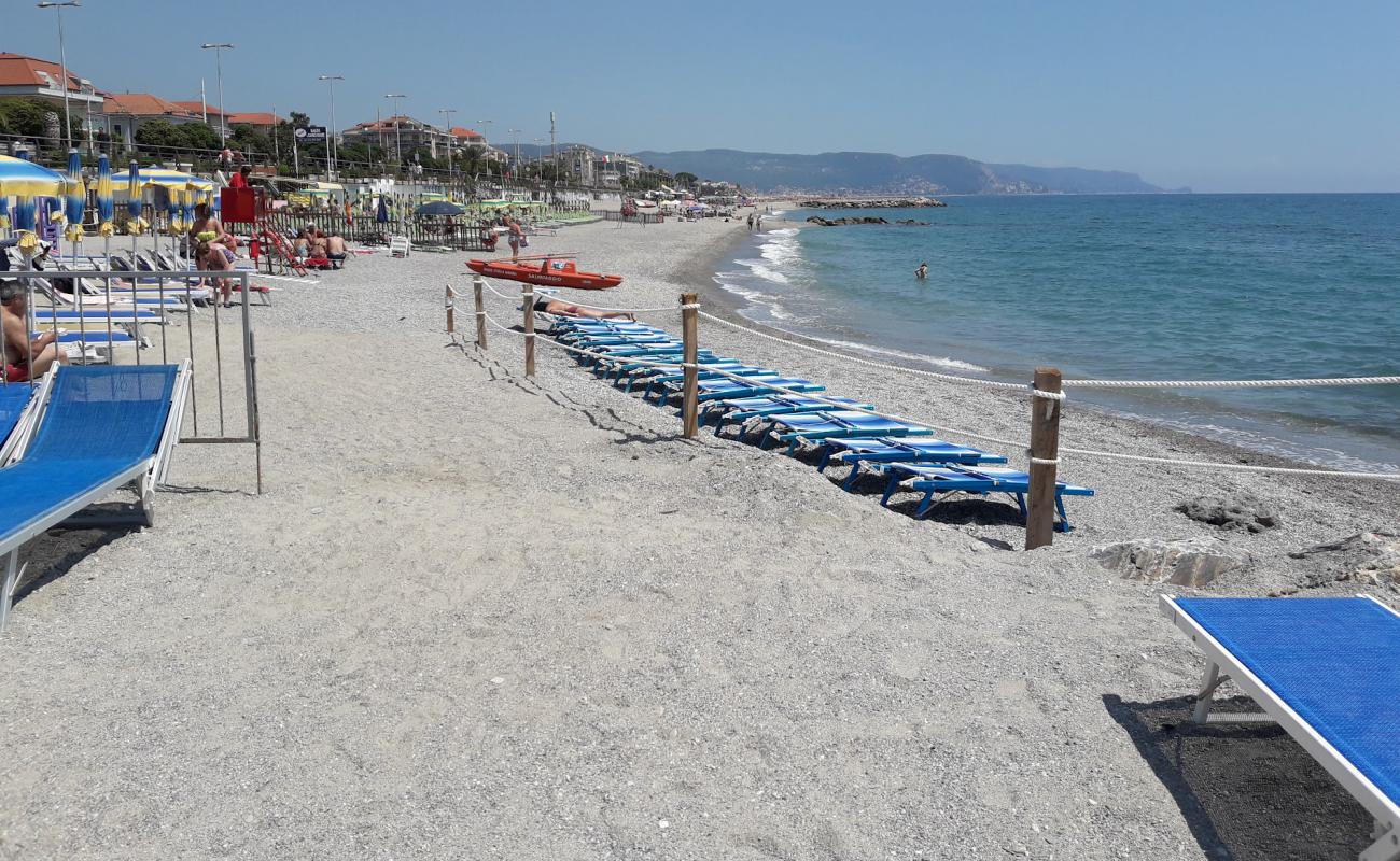 Фото Alma Loano beach с песок с галькой поверхностью