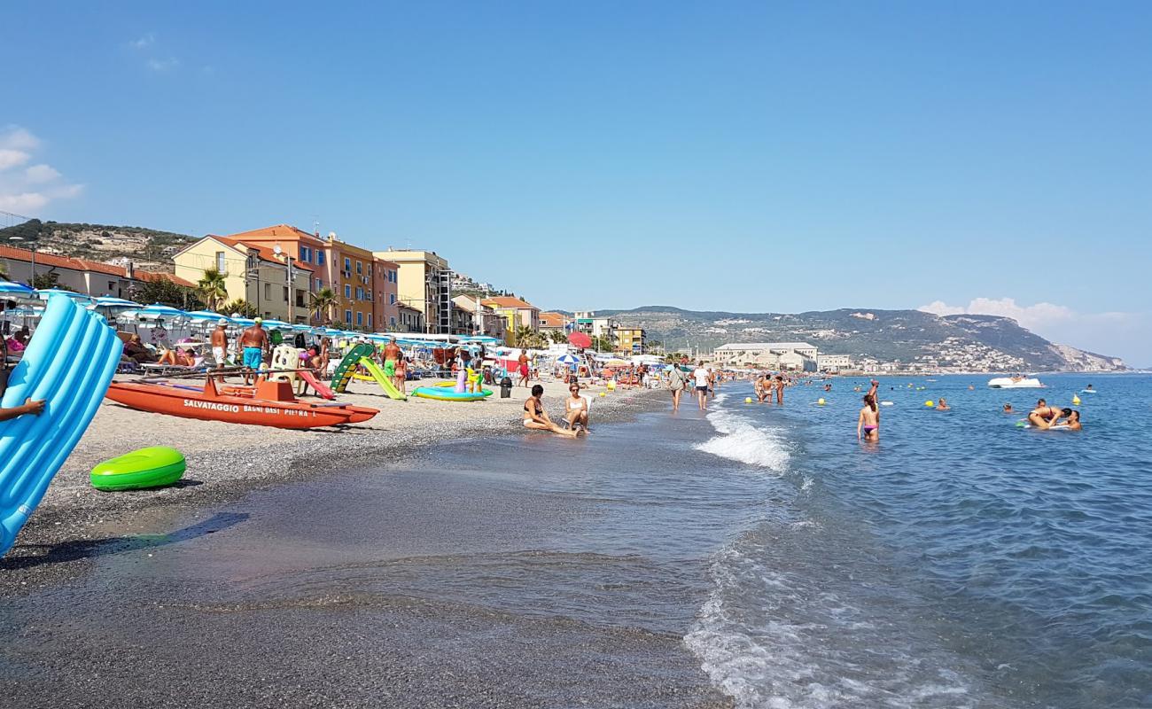 Фото Spiaggia Pietra Ligure с песок с галькой поверхностью