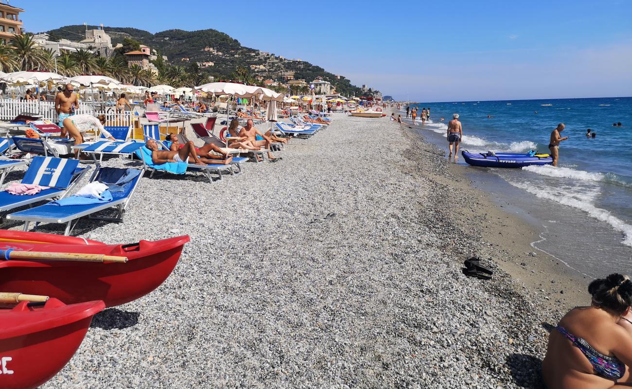 Фото Spiaggia libera Attrezzata с песок с галькой поверхностью