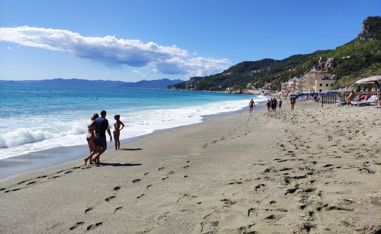 Фото Spiaggia libera di Varigotti с песок с галькой поверхностью