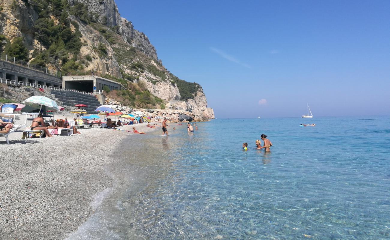 Фото Spiaggia del Malpasso с темная чистая галька поверхностью