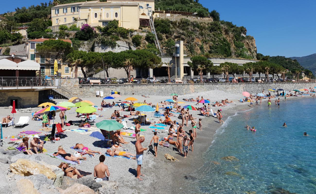 Фото Spiaggia di Noli с темная чистая галька поверхностью