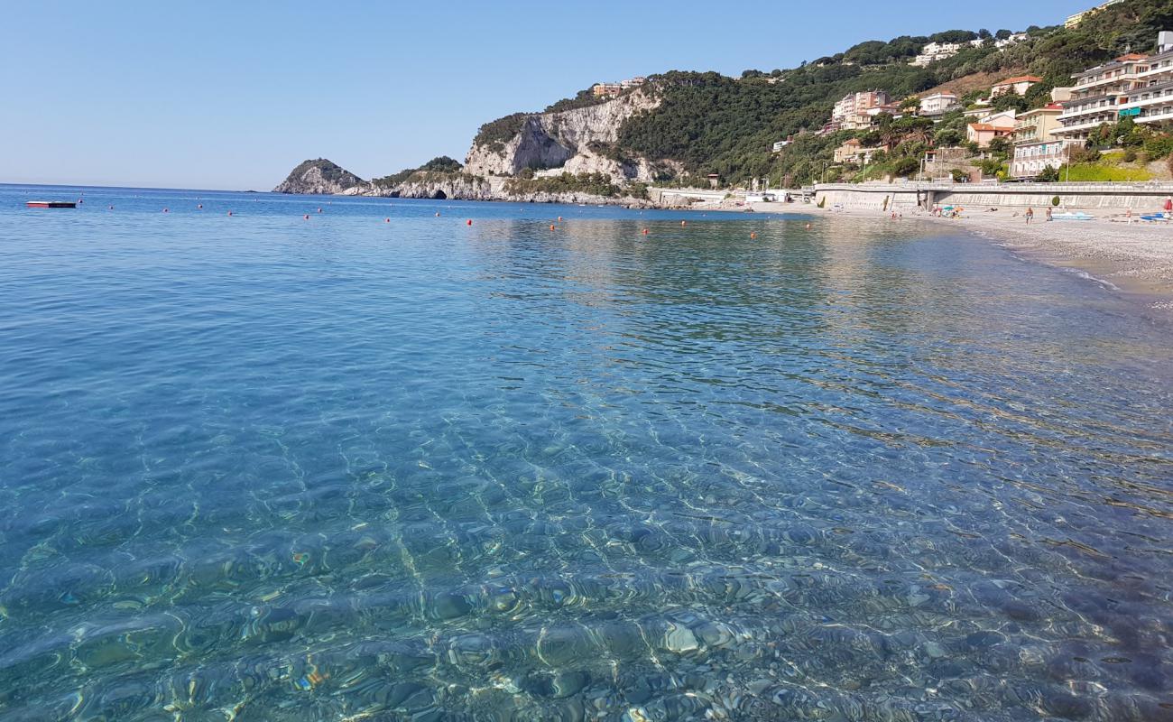 Фото Spiaggia di Bergeggi с темная чистая галька поверхностью