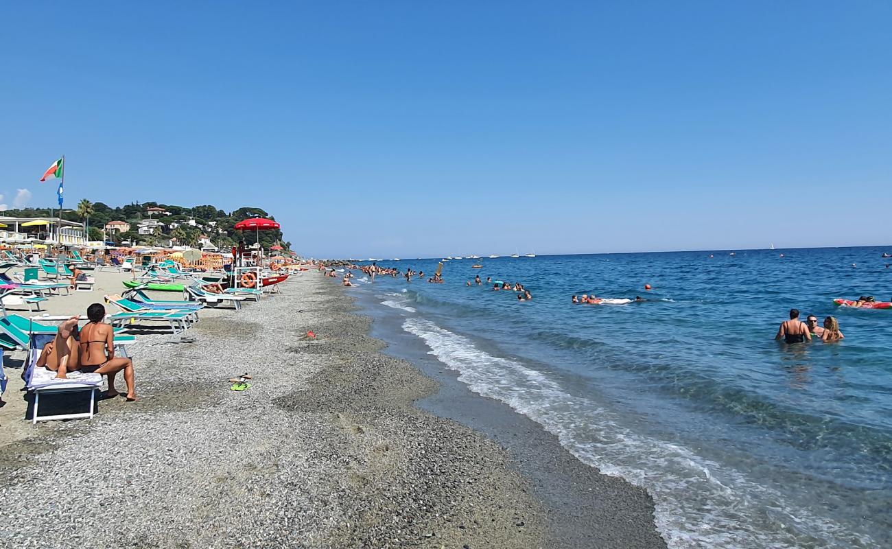 Фото Albisola beach с темный песок поверхностью