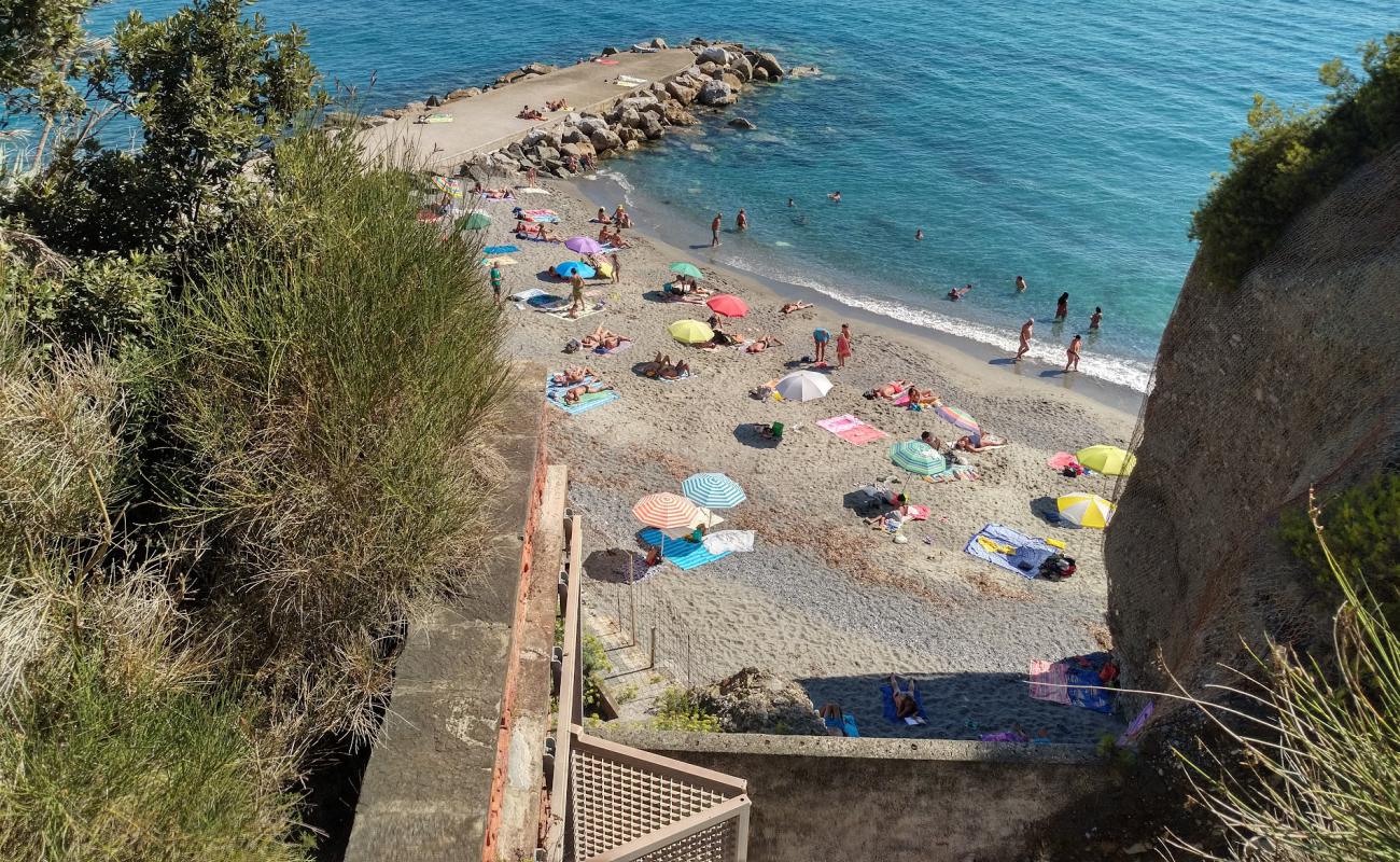 Фото Spiaggia Libera Comunale с песок с галькой поверхностью