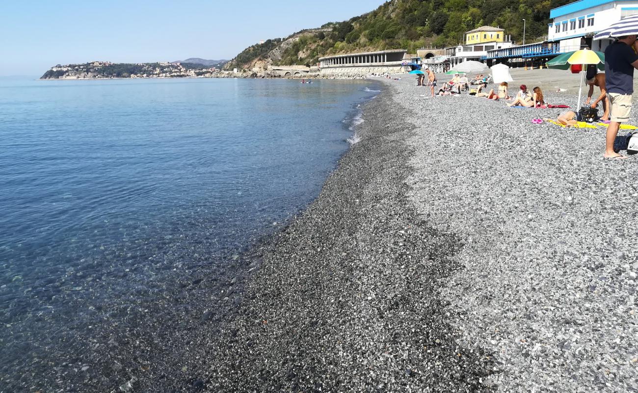 Фото Spiaggia di Vesima с серая чистая галька поверхностью