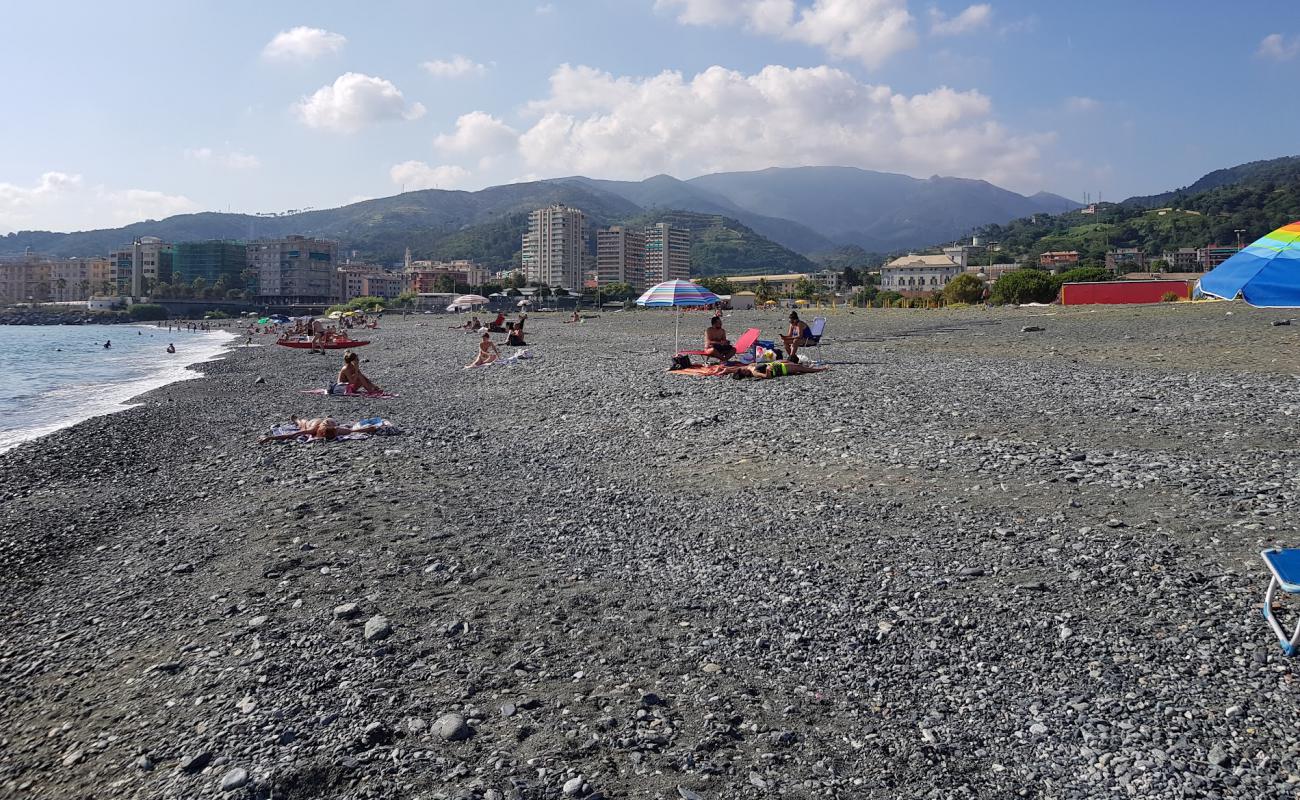 Фото Spiaggia Multedo с серая галька поверхностью