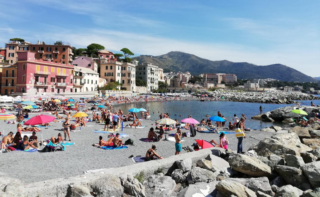 Фото Spiaggia di Boccadasse с серая чистая галька поверхностью