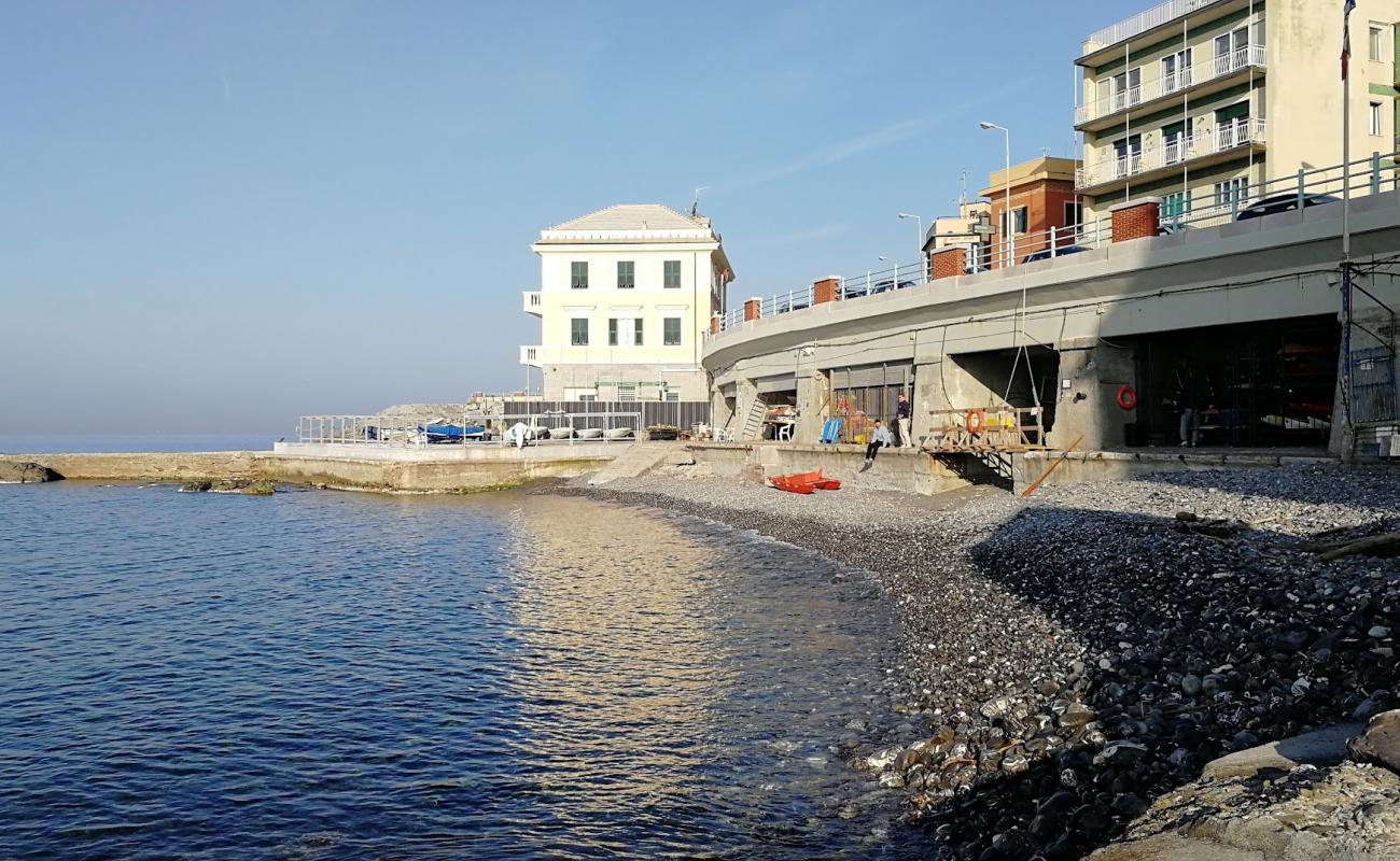 Фото Spiaggia di Quinto III с серая галька поверхностью