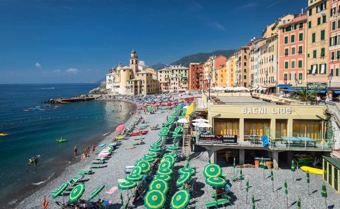 Фото Camogli beach с серая чистая галька поверхностью