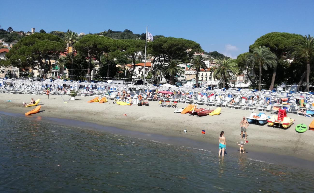 Фото Rapallo beach с темный песок поверхностью