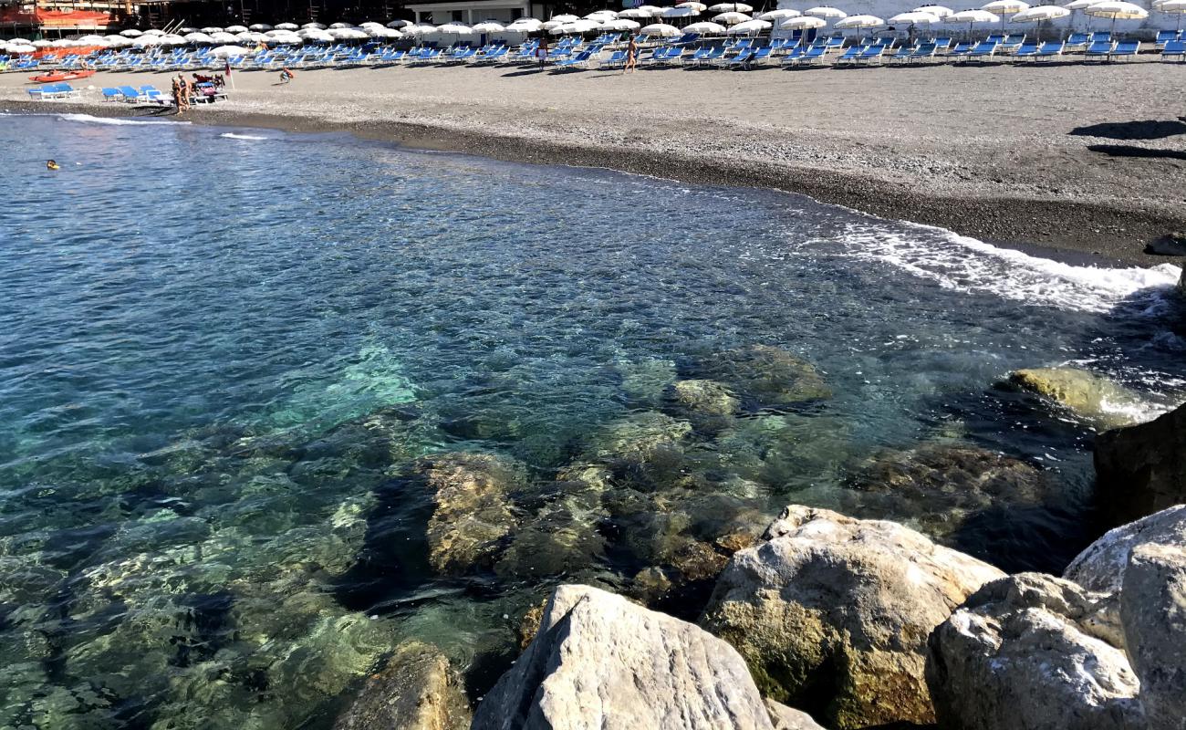 Фото Spiaggia Lavagna с темная чистая галька поверхностью