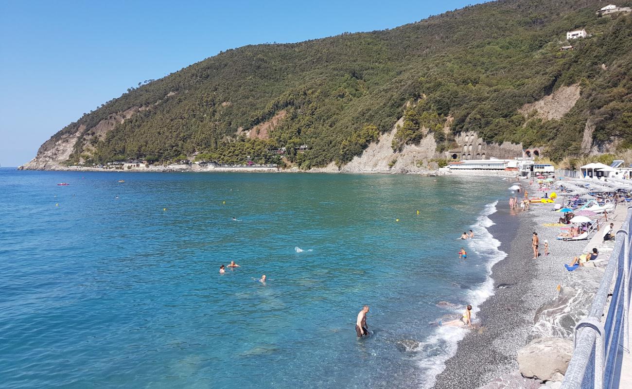 Фото Spiaggia La Secca с серая чистая галька поверхностью