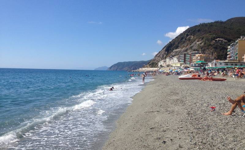 Фото Spiaggia Deiva Marina с темная чистая галька поверхностью