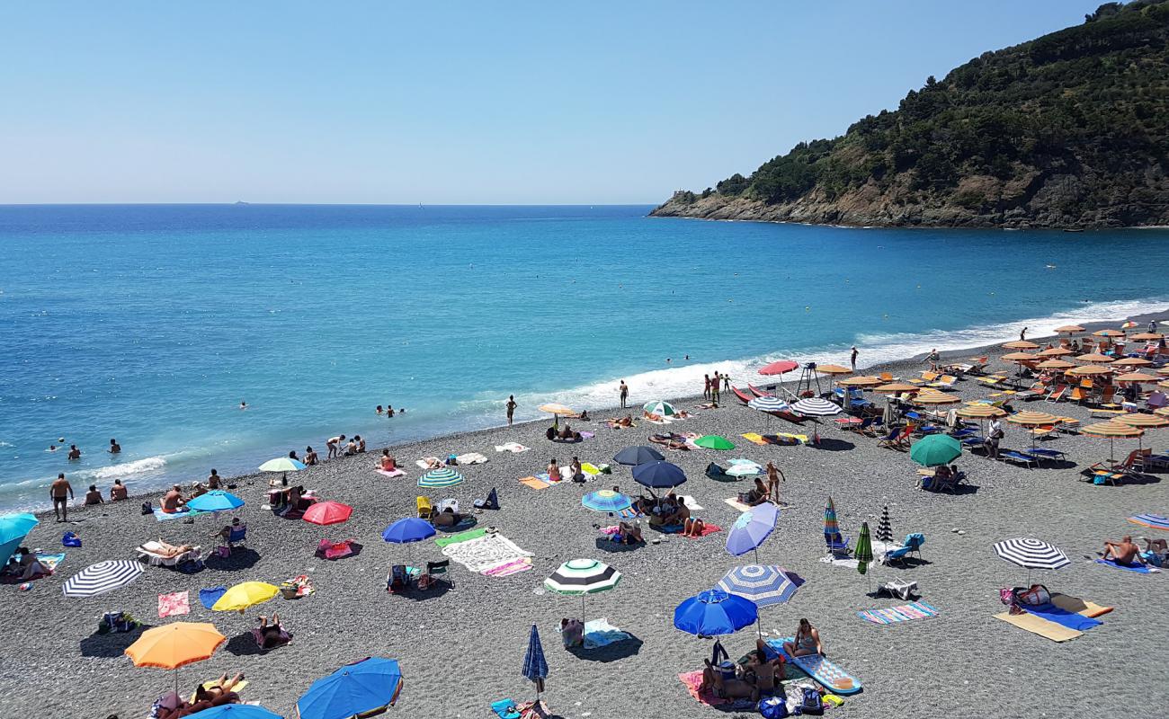 Фото Spiaggia di Bonassola с темная чистая галька поверхностью