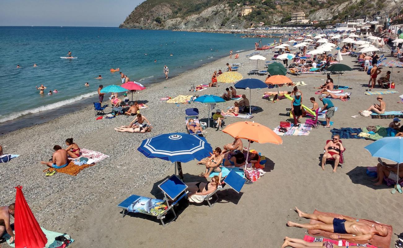 Фото Spiaggia Levanto с темная чистая галька поверхностью