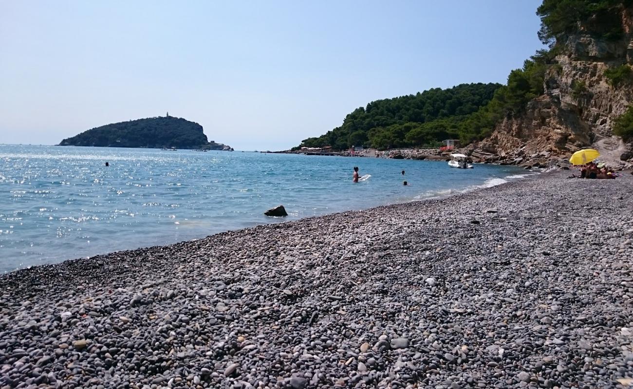 Фото Spiaggia dei Gabbiani с серая галька поверхностью