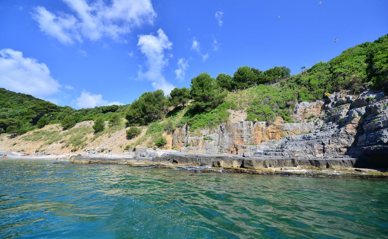 Фото Spiaggia dei Gabbiani II с серая галька поверхностью