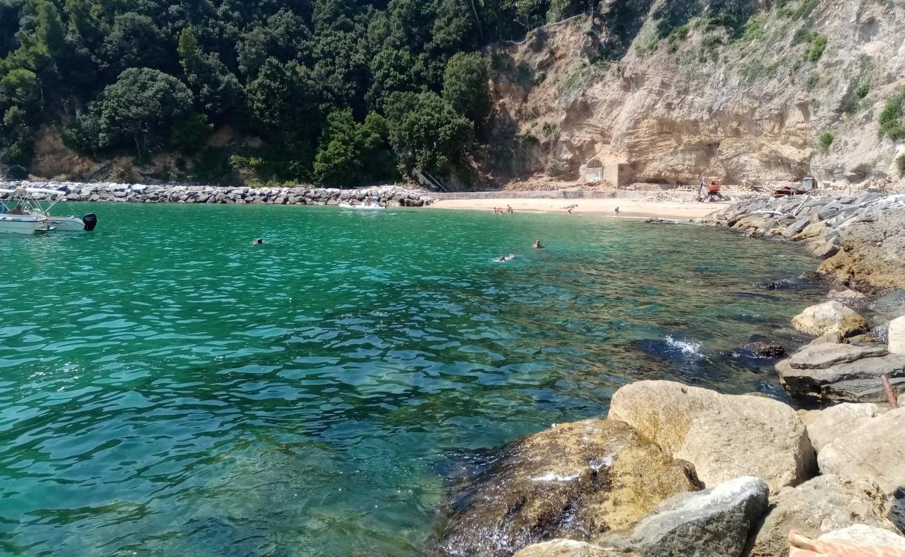 Фото Spiaggia della Marinella di San Terenzo с темный песок поверхностью