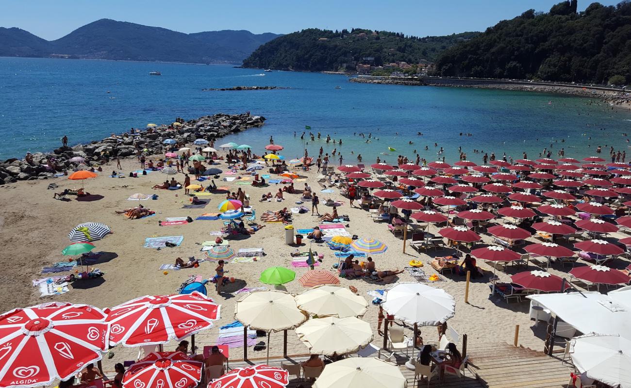 Фото Spiaggia Venere Azzurra с темный песок поверхностью