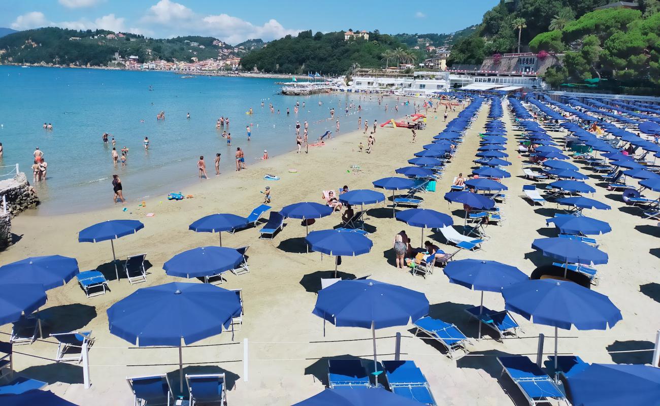 Фото Spiaggia Lerici с темный чистый песок поверхностью