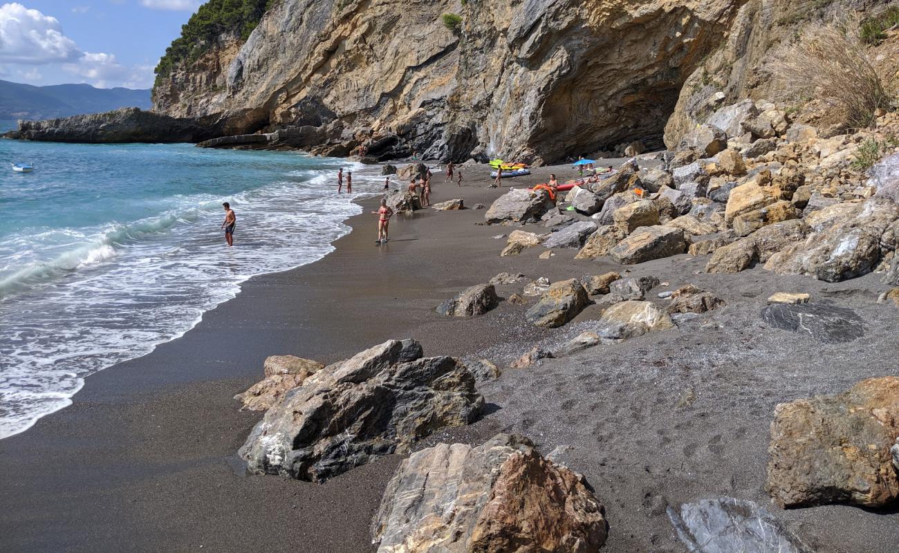 Фото Spiaggia del Groppolo с темный песок поверхностью