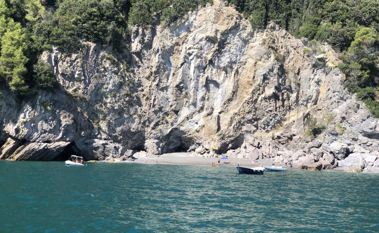 Фото Spiaggia di Punta Bianca с песок с галькой поверхностью