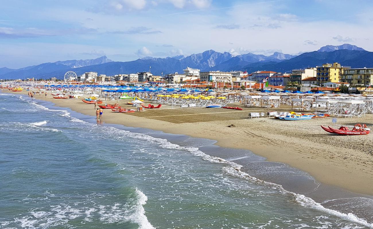 Фото Viareggio beach с светлый песок поверхностью