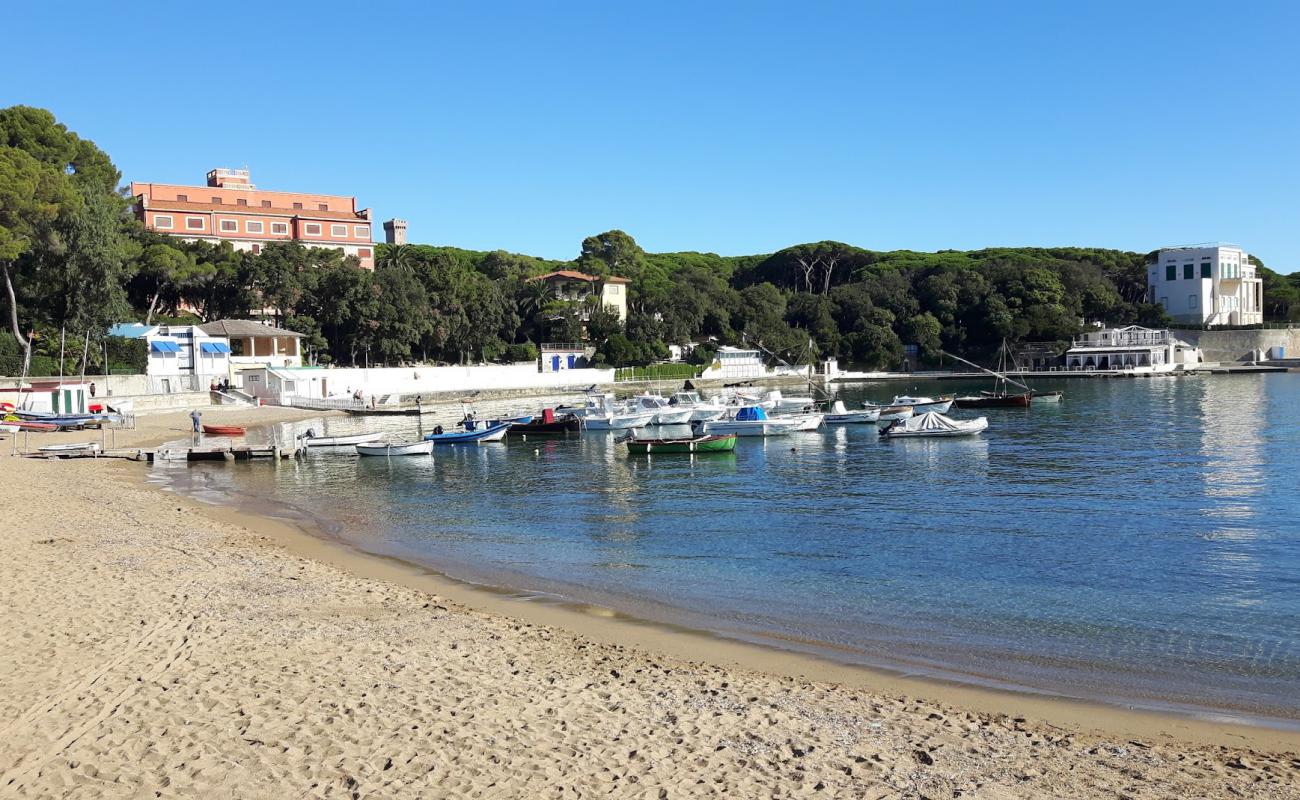 Фото Castiglioncello beach с темный песок поверхностью