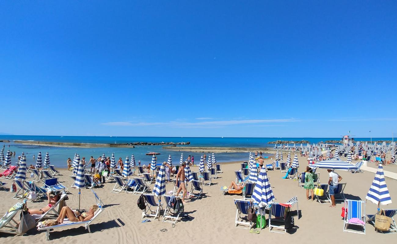 Фото Lillatro beach с темный песок поверхностью