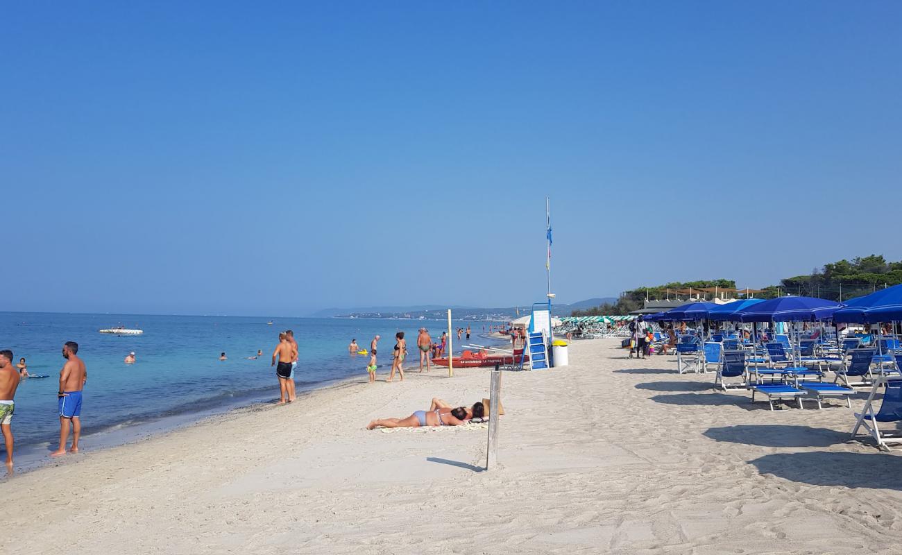 Фото Spiaggia Pietrabianca с золотистый песок поверхностью