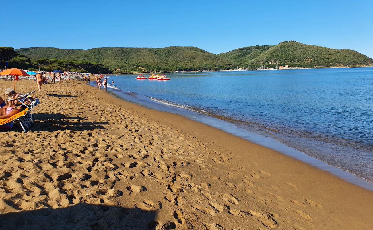 Фото Spiaggia Di Baratti с темный песок поверхностью