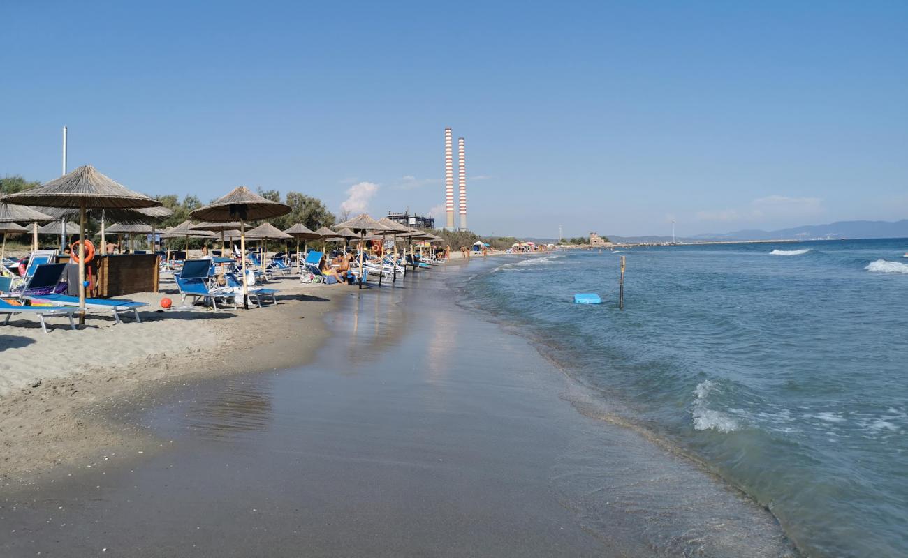 Фото Spiaggia quagliodromo с темный песок поверхностью