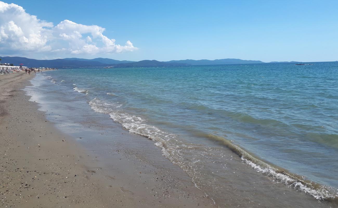 Фото Follonica beach II с темный песок поверхностью