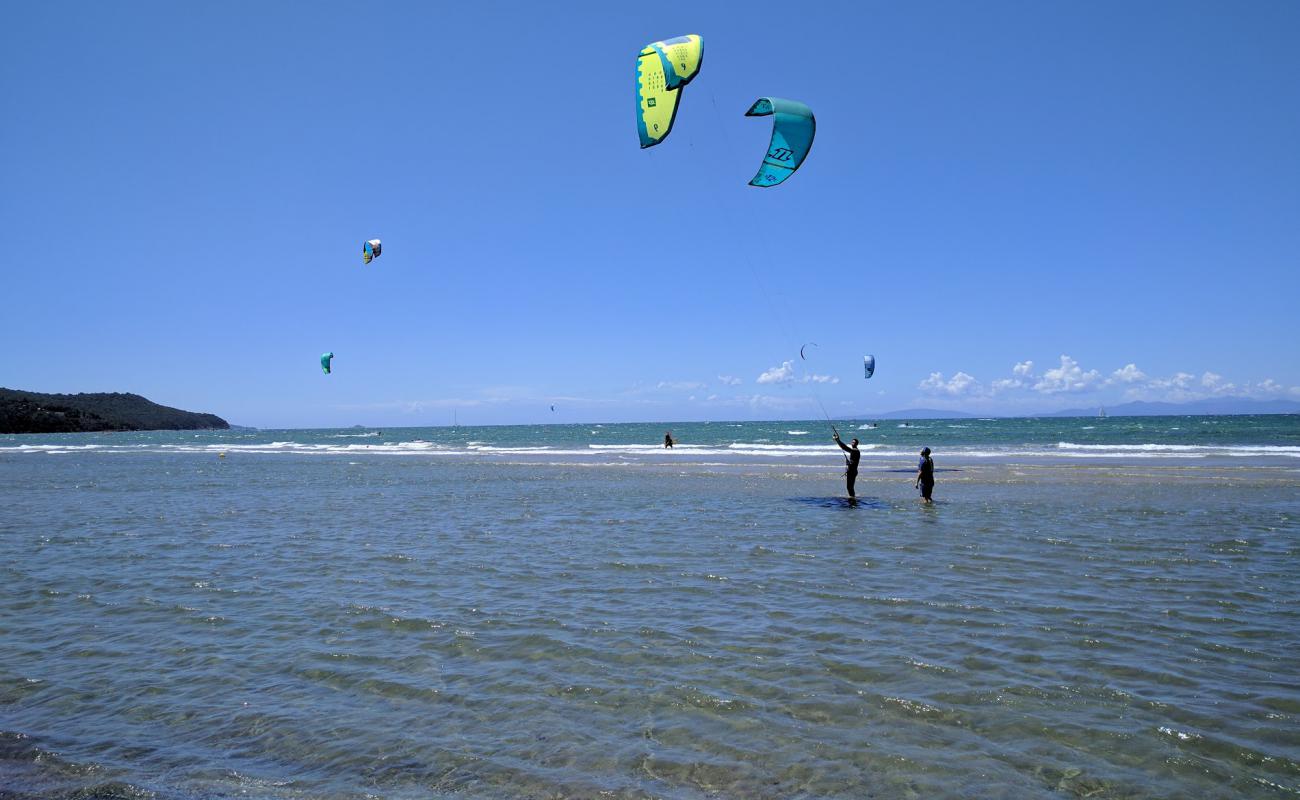 Фото Puntone beach с темный песок поверхностью